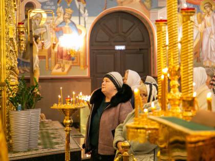 В Неделю 23-ю по Пятидесятнице митрополит Павел совершил Литургию в Троицком кафедральном соборе г. Сургута