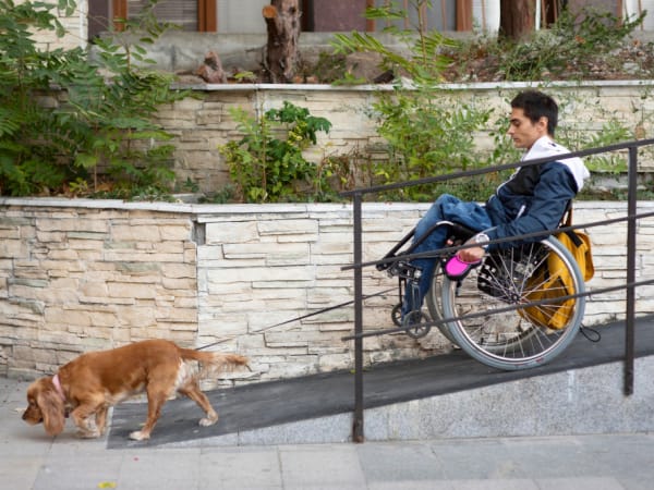 Как выбрать тип пандуса для жилого дома: металлический, алюминиевый, откидной или стационарный