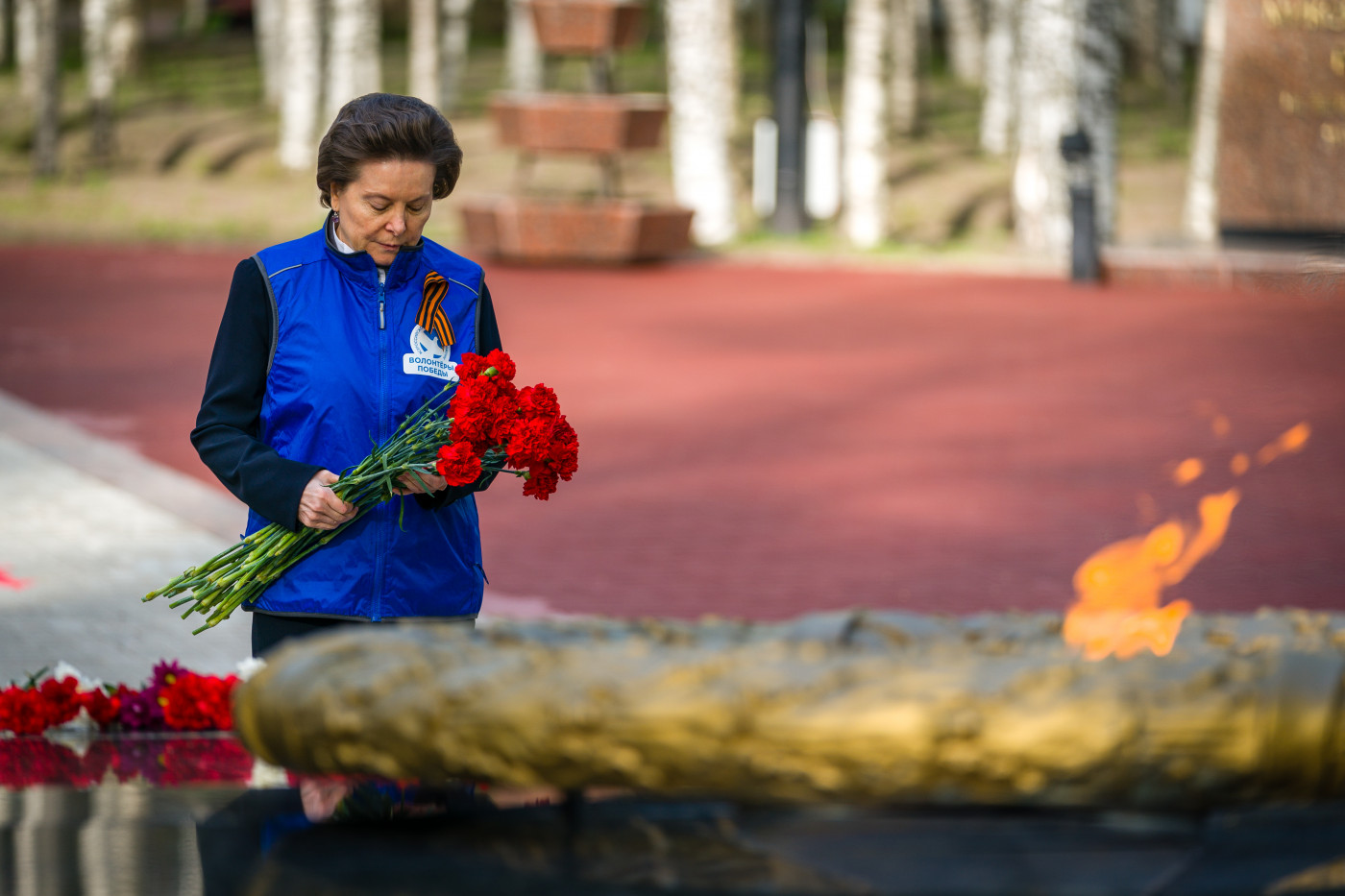 Девушка у вечного огня фото