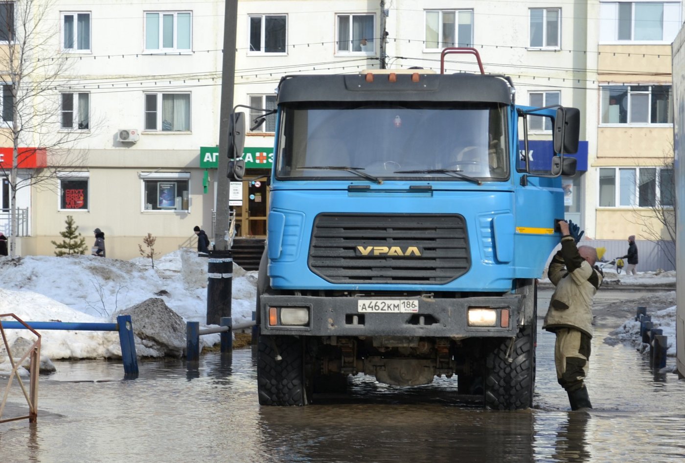 Мэр города нефтеюганска. Мэр Нягани 2010. Глава Нефтеюганска. Вода в Нефтеюганске. Мэр города Нягань.