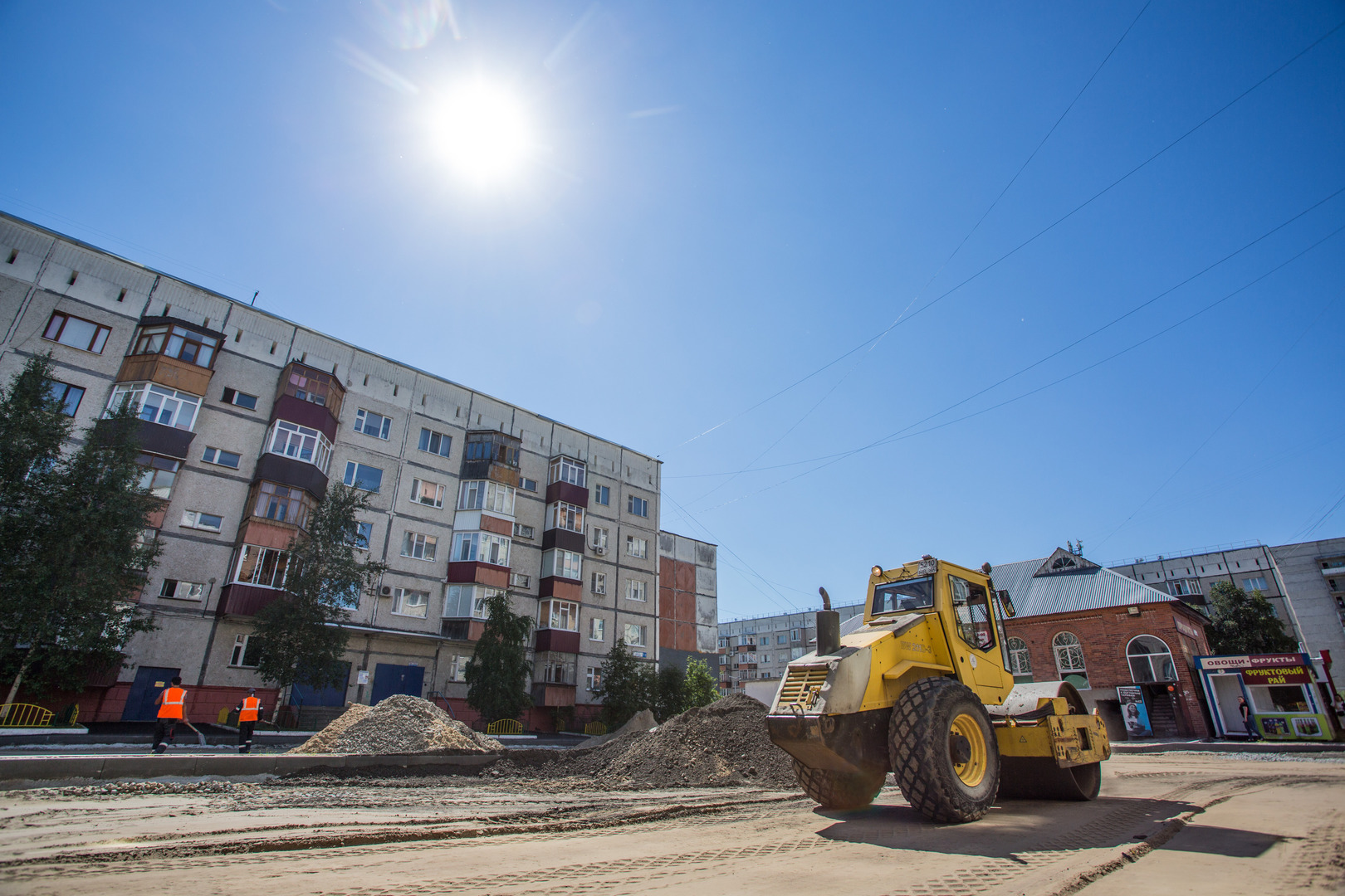 Дворы сургута. Российский двор. Благоустройство в России. Сургут летом. Дворик на проспекте.