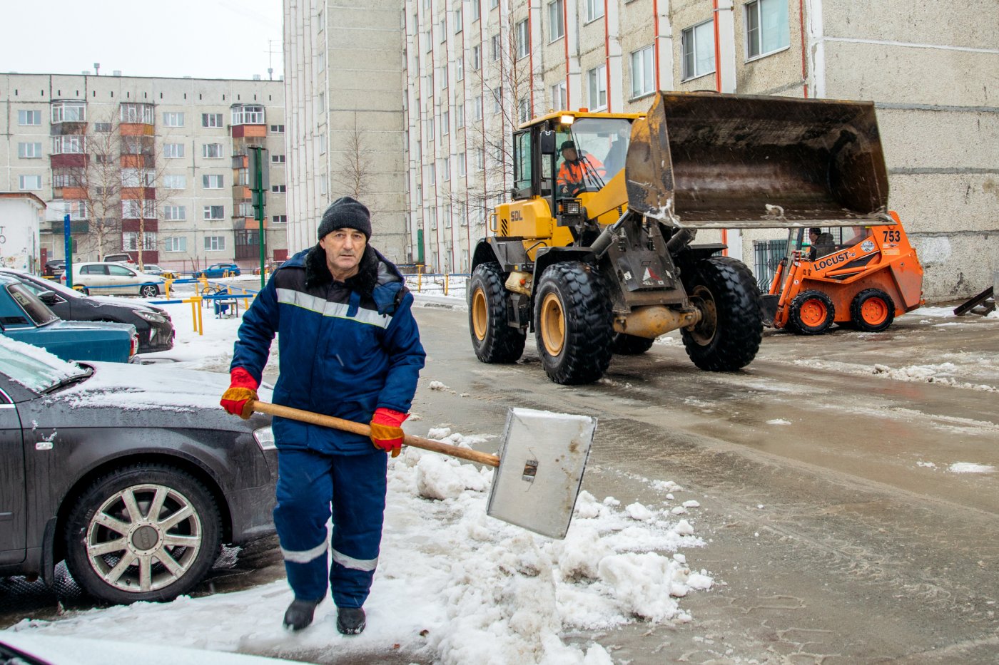 Поступи сургут. Уборка снега в Сургуте. Уборка снега техникой управляющей компанией. Коммунальные службы.