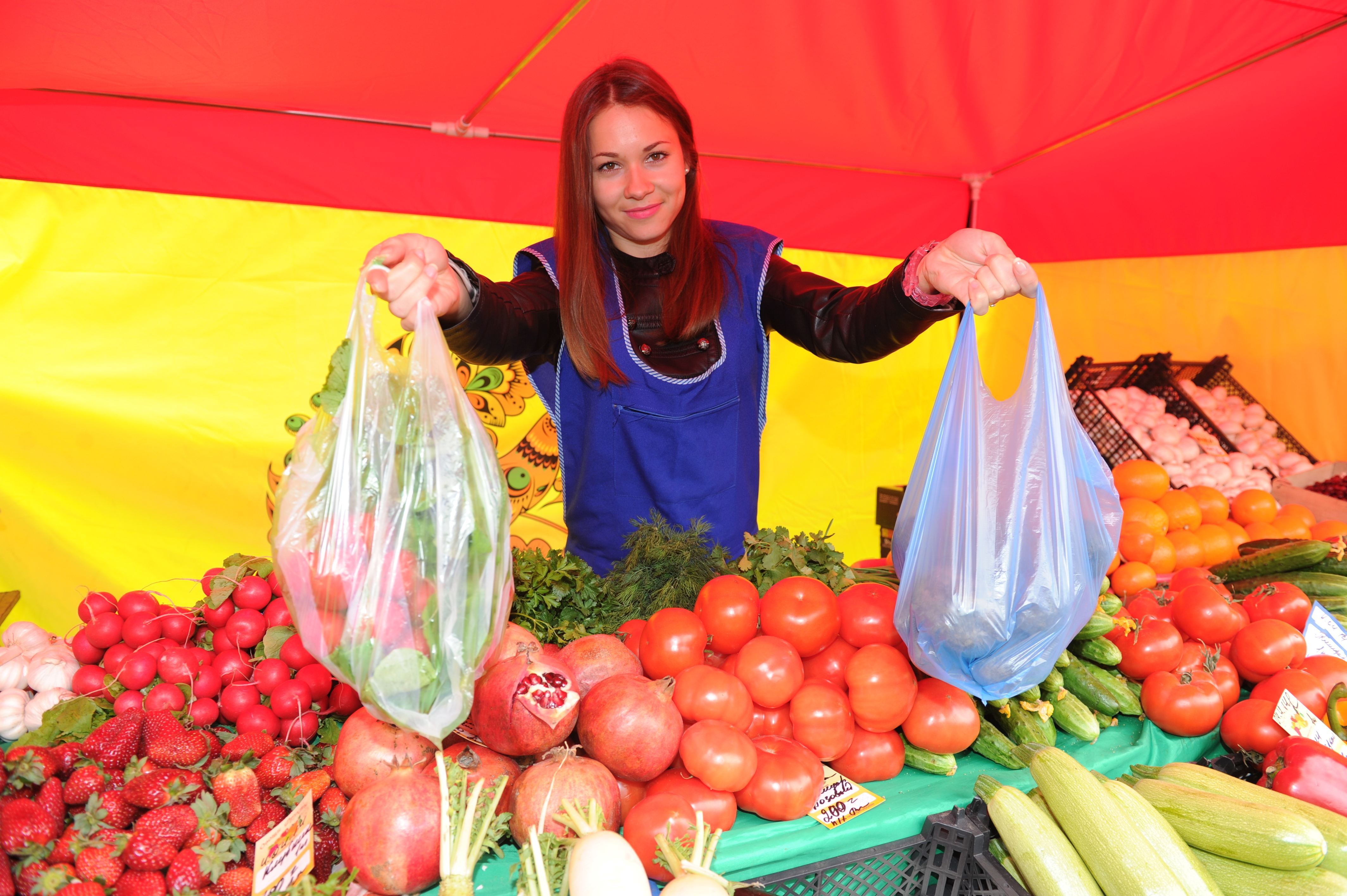 Продавщица овощей на рынке