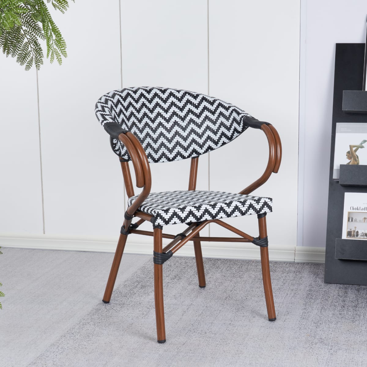 Silla Bistro Parisina Rattan con reposabrazos - Blanca con negro