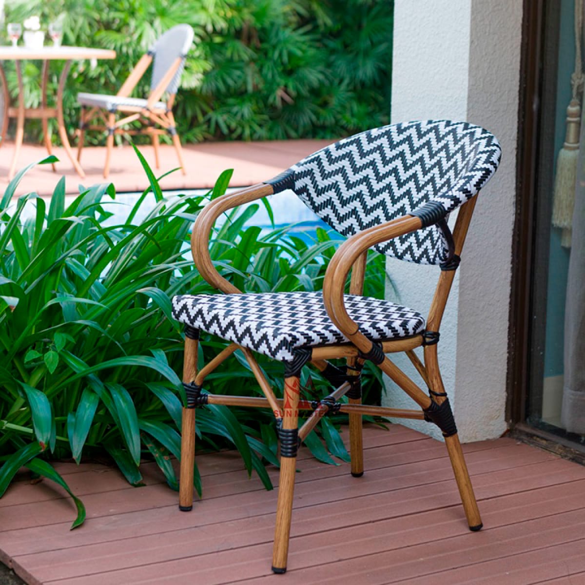 Silla Bistro Parisina Rattan con reposabrazos - Blanca con negro