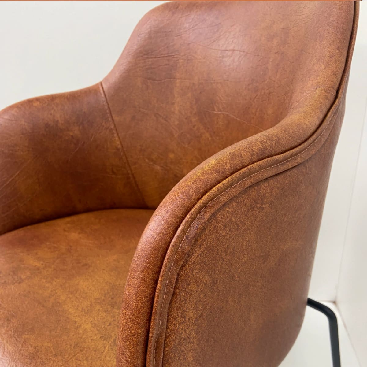 Butaca Albania de Cuero Sintético con Metal Industrial