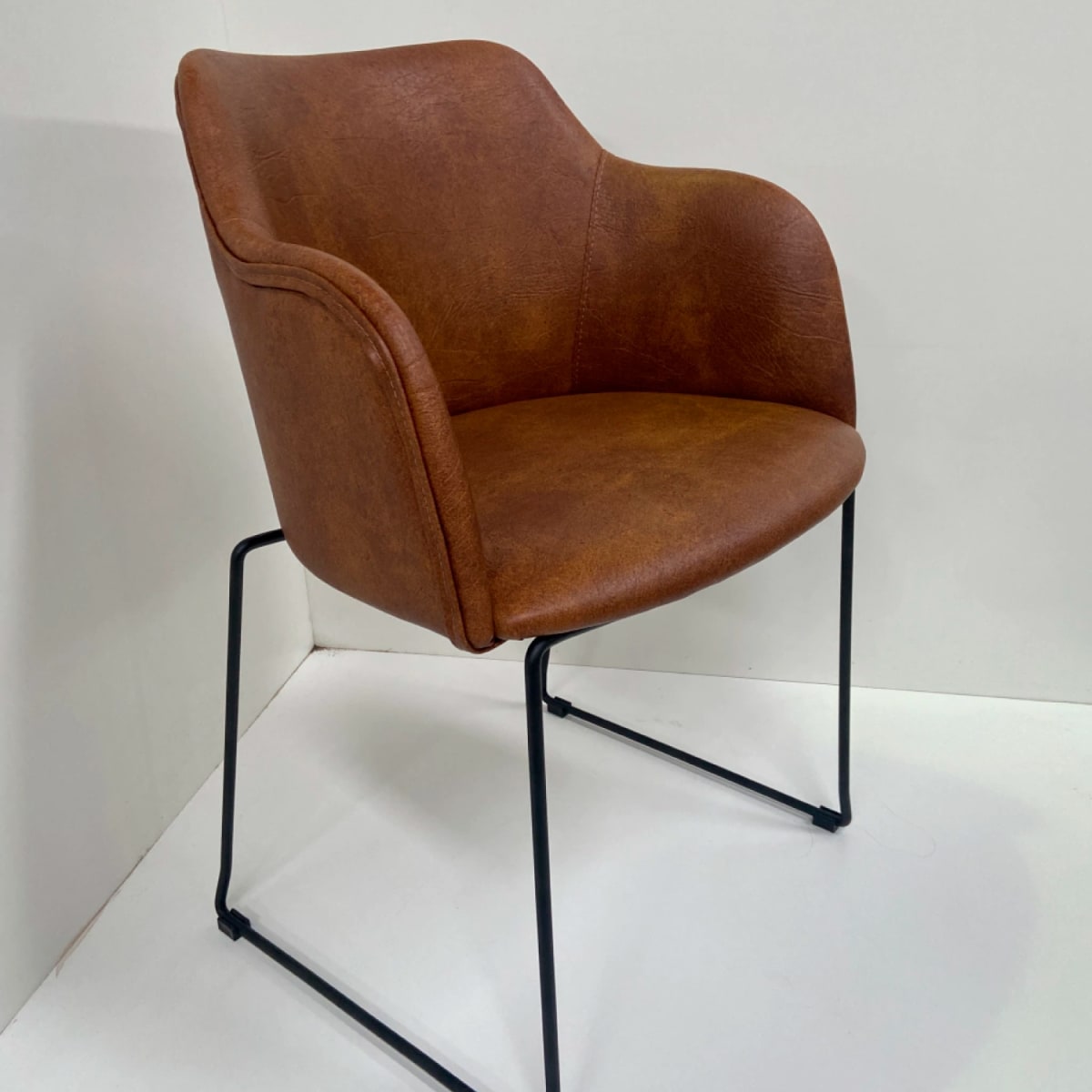 Butaca Albania de Cuero Sintético con Metal Industrial