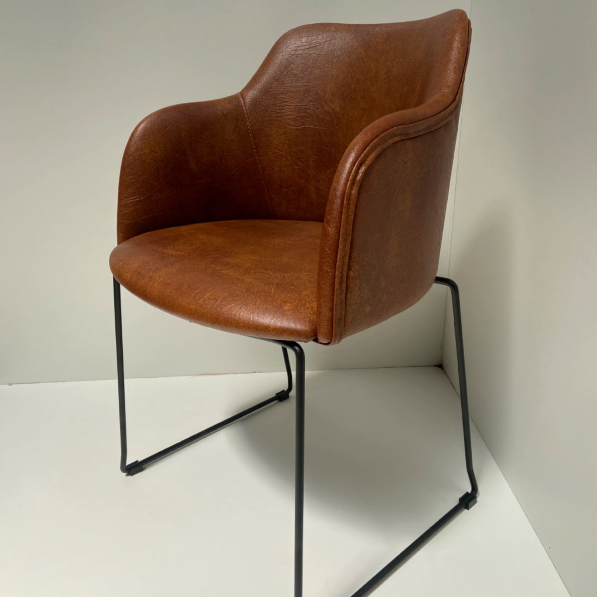 Butaca Albania de Cuero Sintético con Metal Industrial