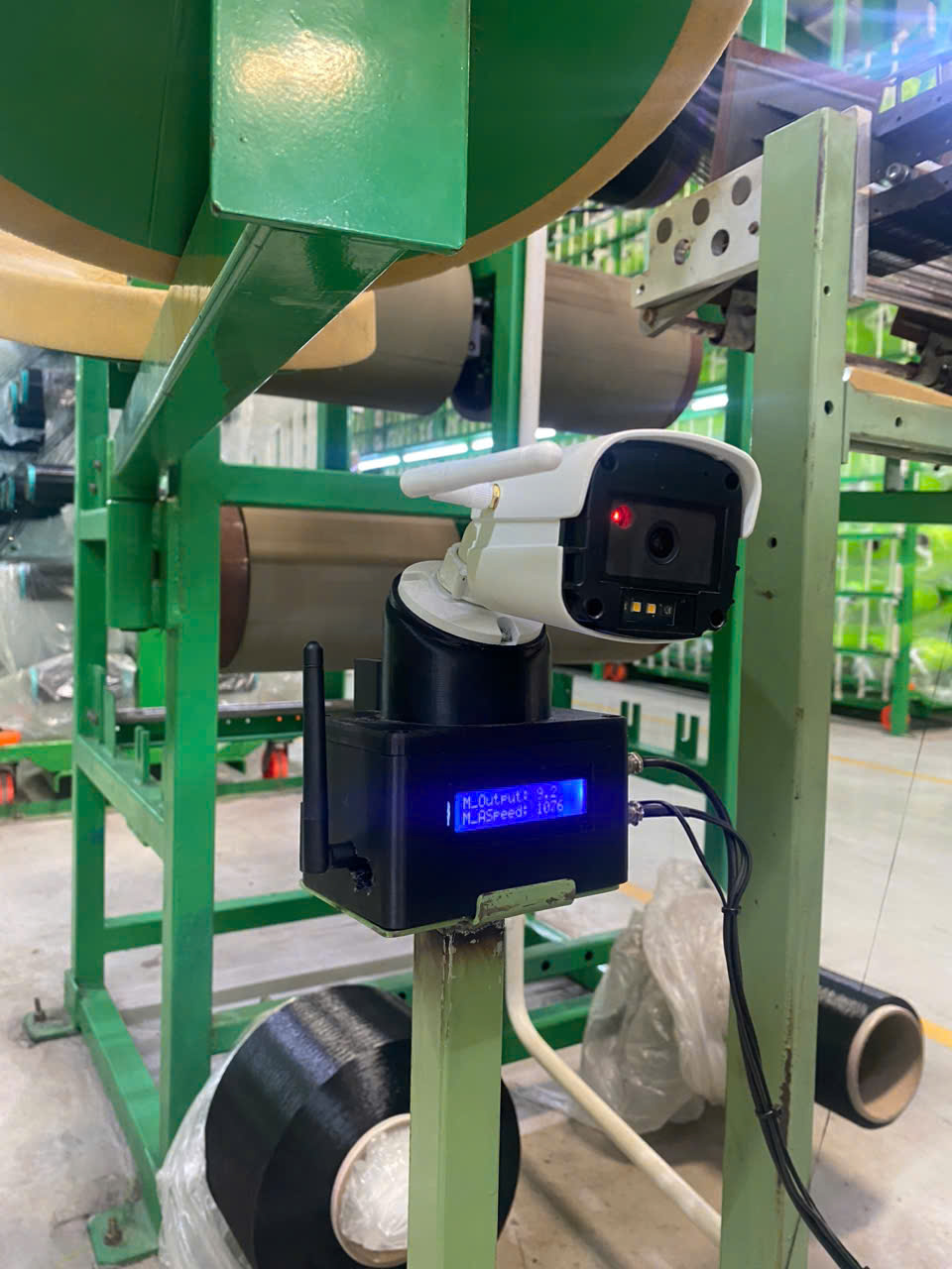 Figure 2. Camera installed in actual operation on a textile production line. ung dung thuc te nha may det vai