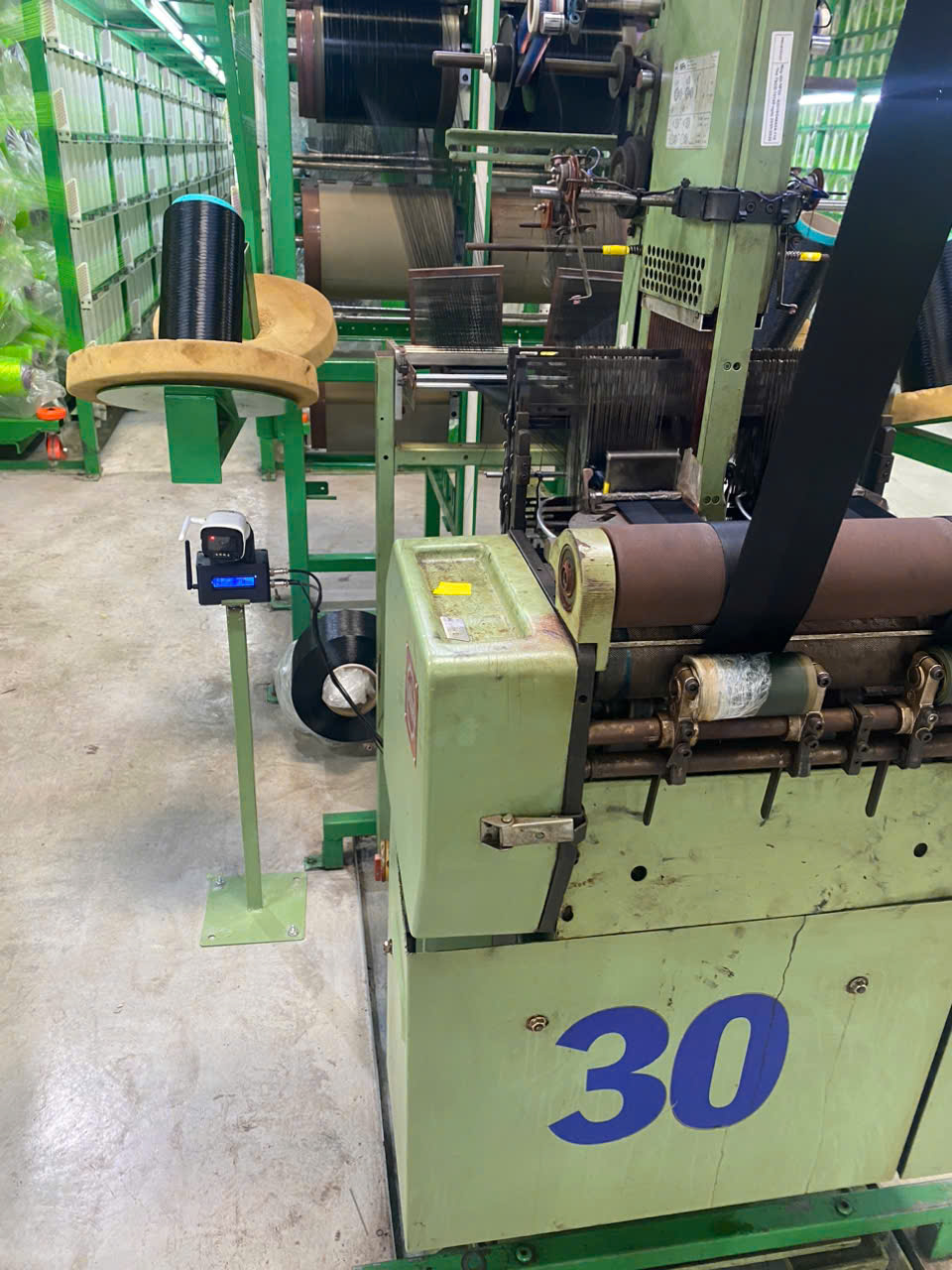 Figure 3. Camera installed in actual operation on a textile production line. ung dung thuc te nha may det vai 2