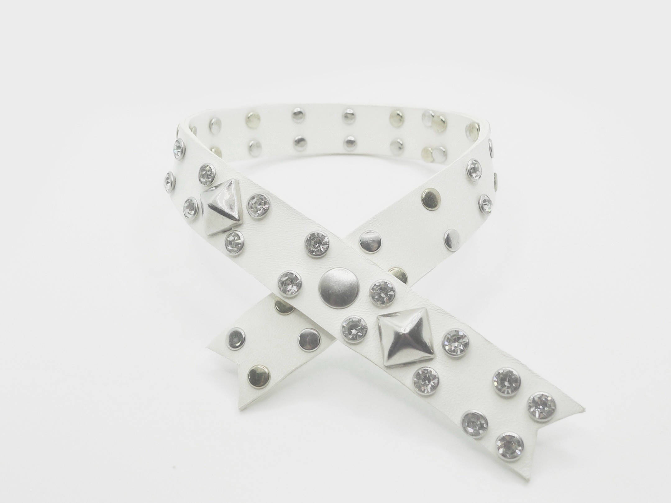 Crisscross bow choker