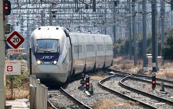 2026년 서울역에 진입하는 SRT 열차 교차운행 시범사업