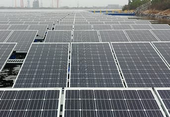 새만금 수상태양광 발전소 전경, 수면 위에 설치된 태양광 패널