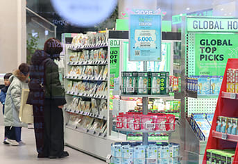 K브랜드 온라인 수출 지원 사업 관련 K-뷰티 화장품 매장에서 외국인이 제품을 살펴보는 모습