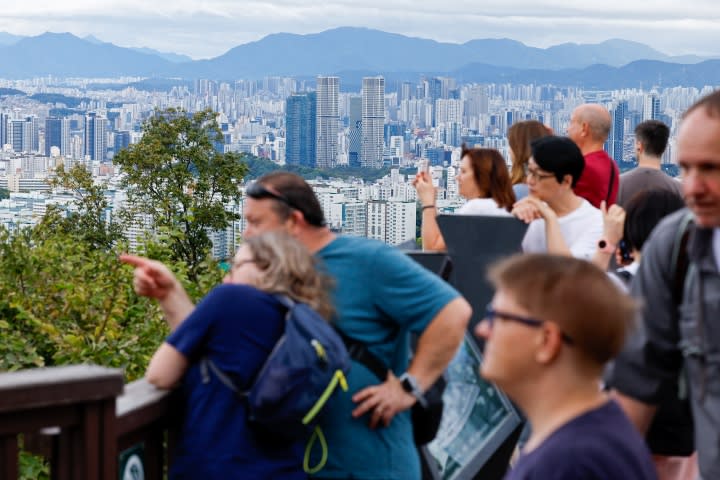 수도권토지거래허가구역 지정 후 서울 도심 전경과 주택 단지 모습
