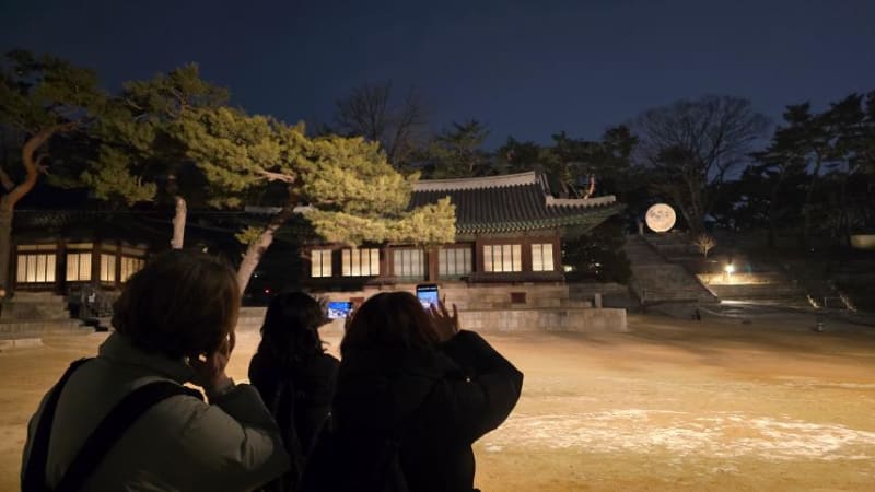 정월대보름천체관측 창경궁 대형 보름달 모형을 감상하는 관람객