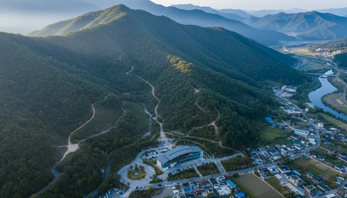 국립공원 탐방안내소에서 탐방 안내를 받는 등산객과 뒤로 펼쳐진 산림 풍경