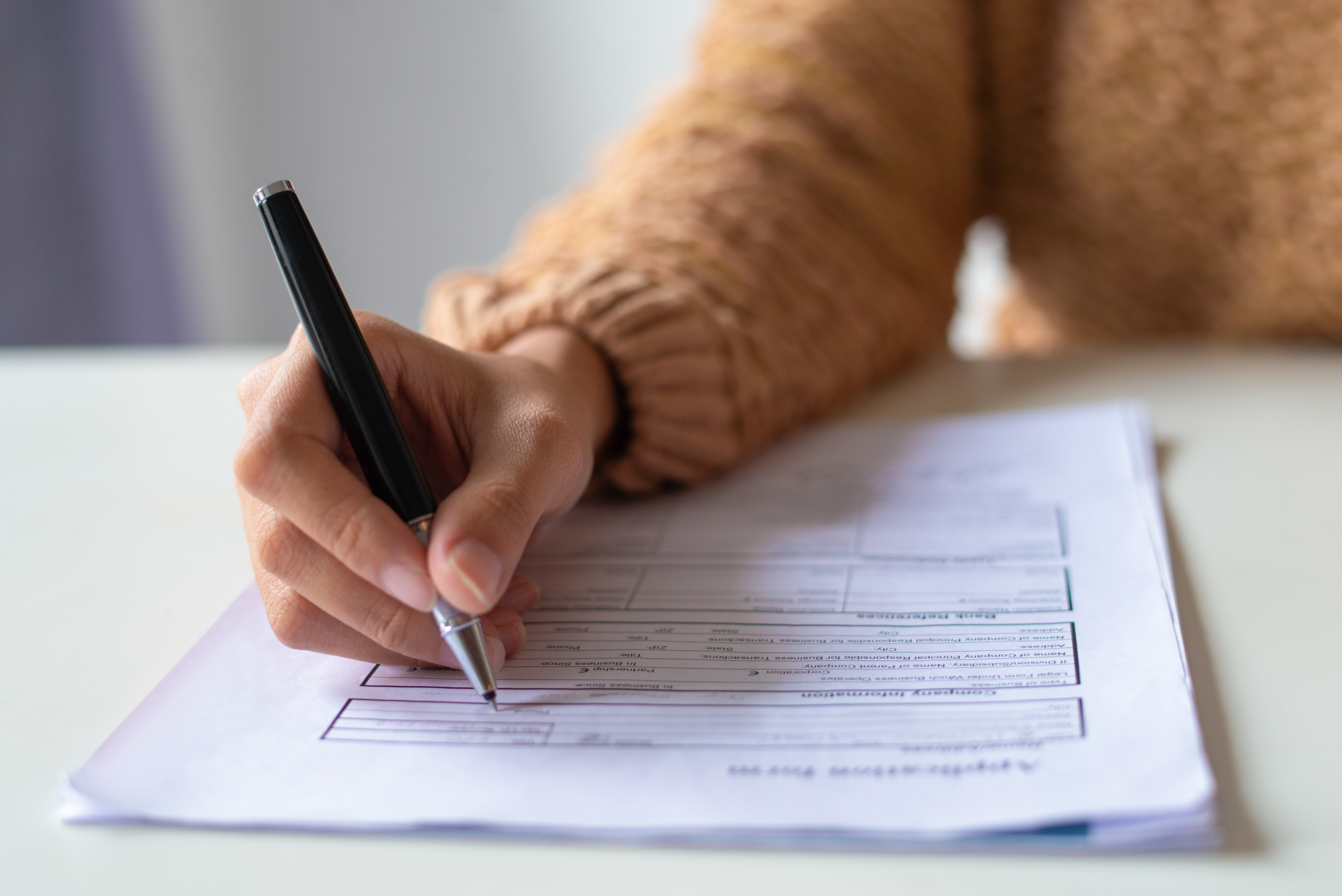 Filling forms. Пациент заполняет анкету. Анкетирование пациентов. Фото пациентов заполняющих анкеты. Женщина заполняет документы.