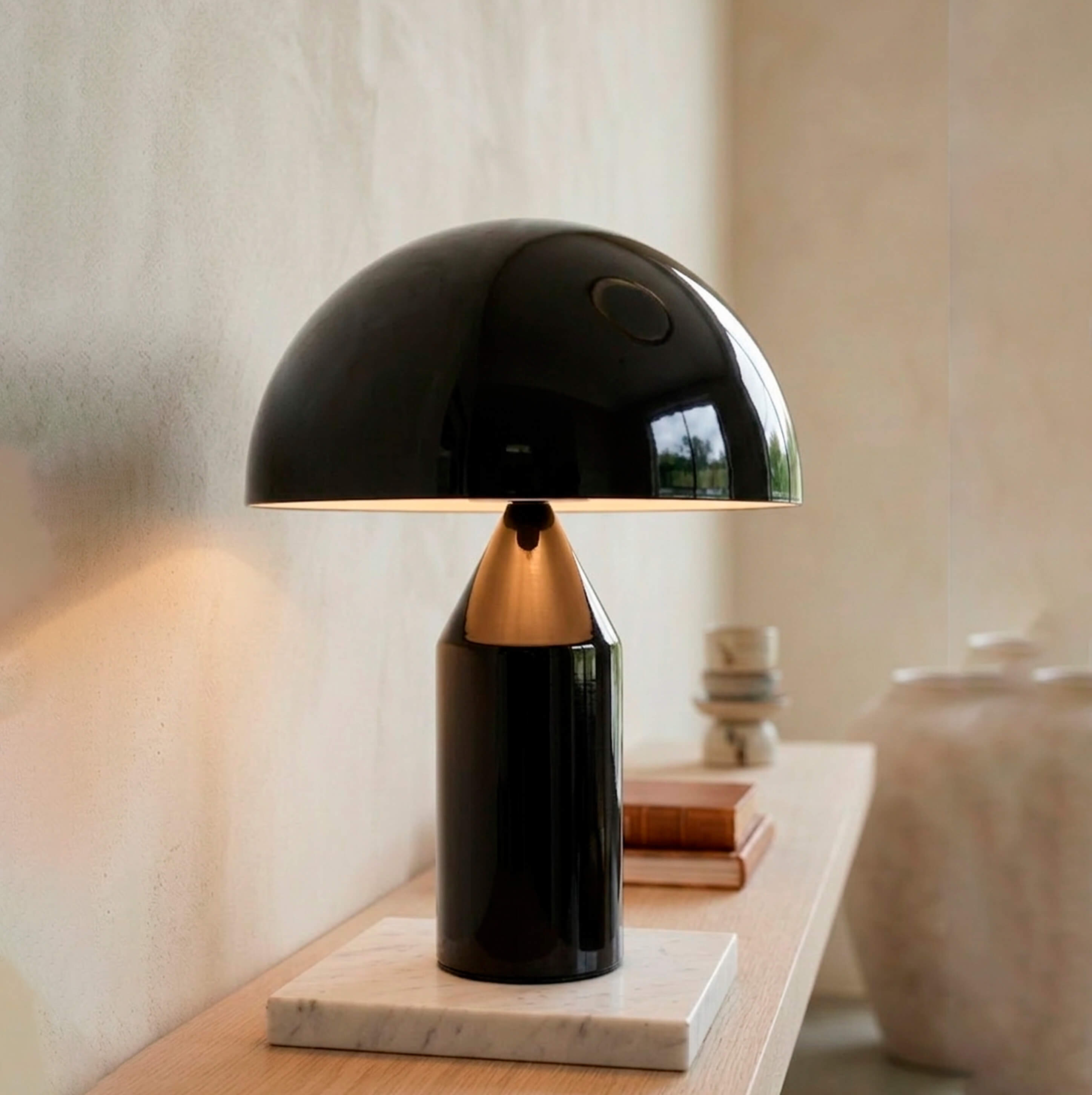 Mushroom
Minimalista de inspiración orgánica
La lámpara Mushroom es una luminaria moderna inspirada en formas naturales, con una silueta que evoca un hongo estilizado. Su diseño integra base cilíndrica, sección cónica y pantalla en cúpu
Negro Brillante