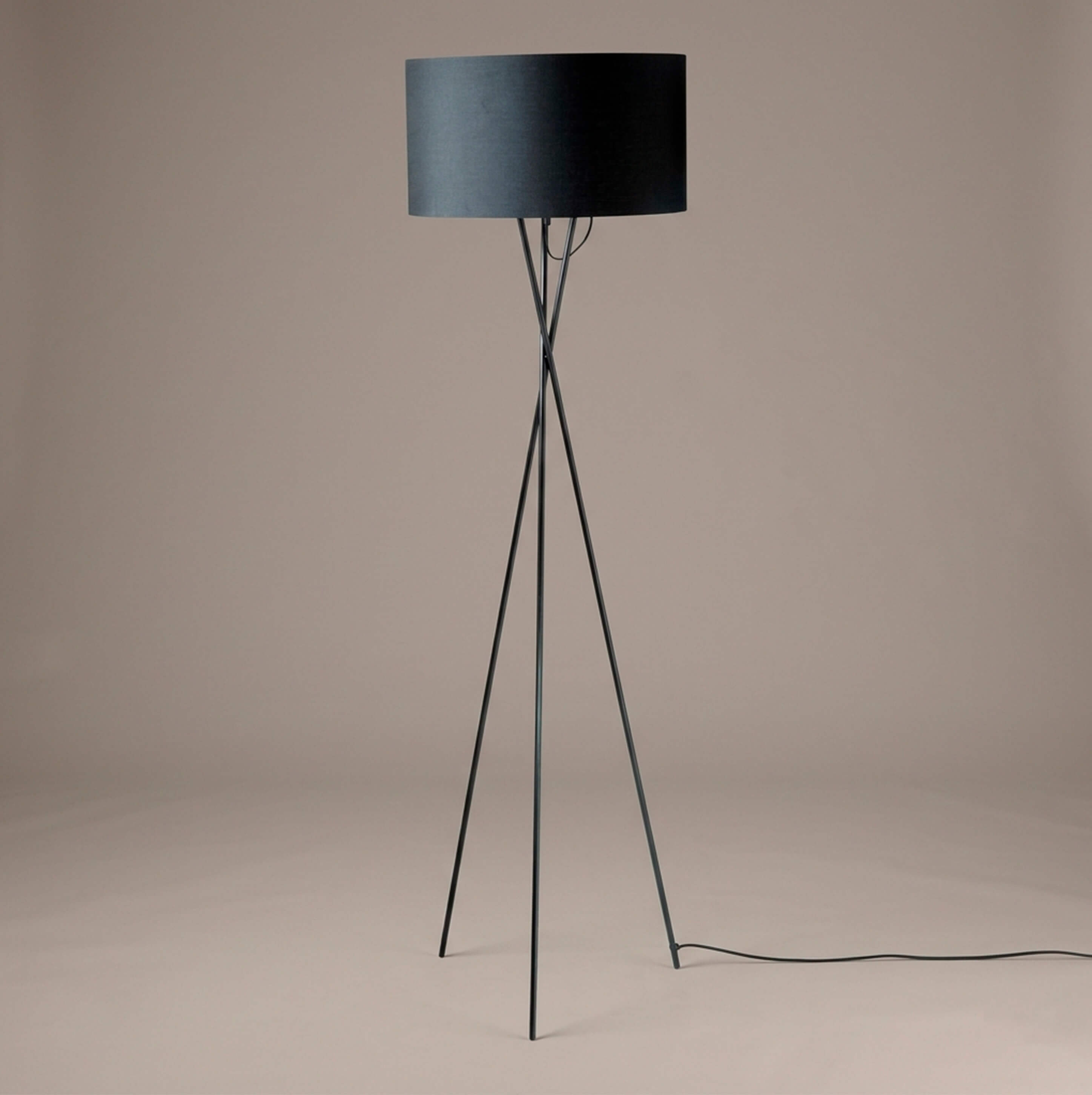 Trípode
Diseño contemporáneo de líneas geométricas
Esta lámpara de pie destaca por su diseño moderno que combina simplicidad y elegancia. Su pantalla cilíndrica negra se eleva sobre una base trípode metálica de líneas delgadas, creando una es
Negro mate
