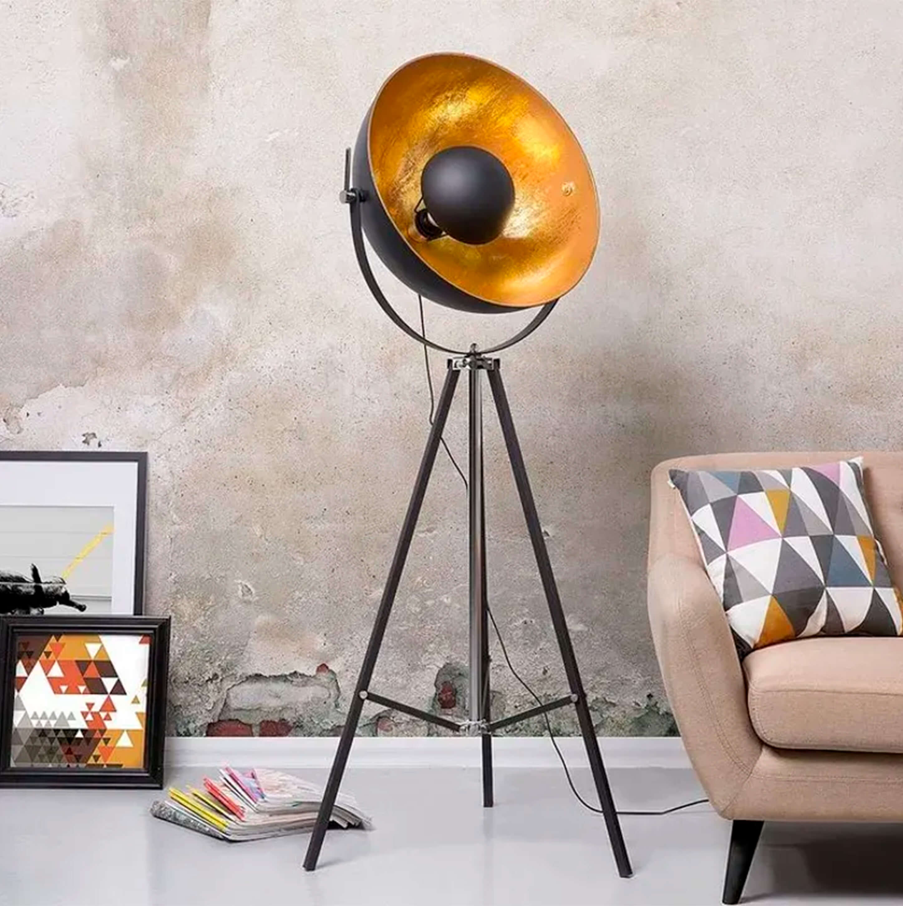 Álvaro
Versátil de inspiración industrial
La lámpara de pie Álvaro destaca por su diseño contemporáneo y funcional. Su pantalla en forma de cuenco, con exterior negro mate e interior dorado, se monta sobre un marco circular orientabl
Negro-Dorado