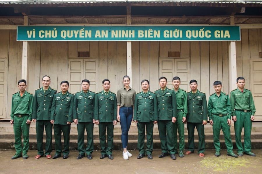 [Photo] Ấm áp ngày trở về bản Nịu trao quà Tết của Hoa hậu Tiểu Vy