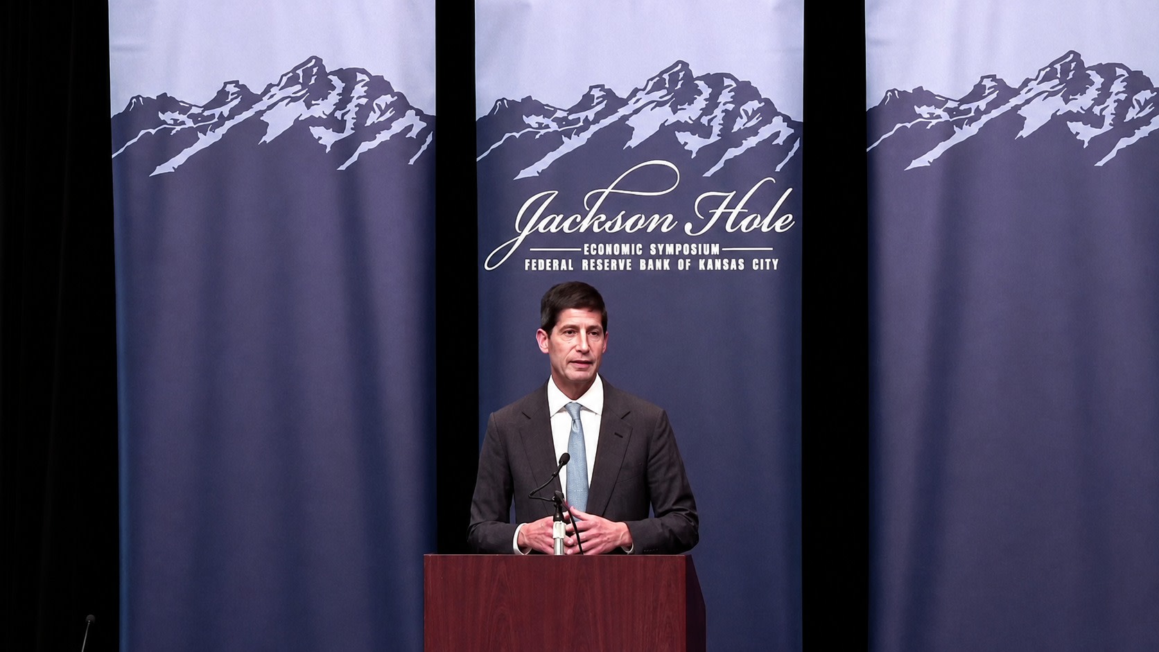 Jackson Hole: Кевин Уорш зах зээлд “hawkish” дохио өглөө