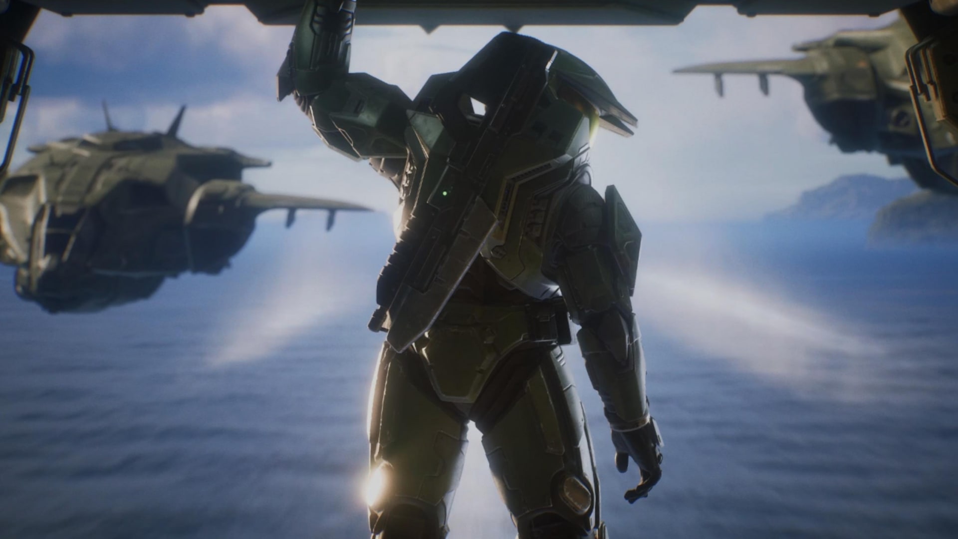 Master Chief fighting Covenant forces in a firefight in Halo Campaign Evolved