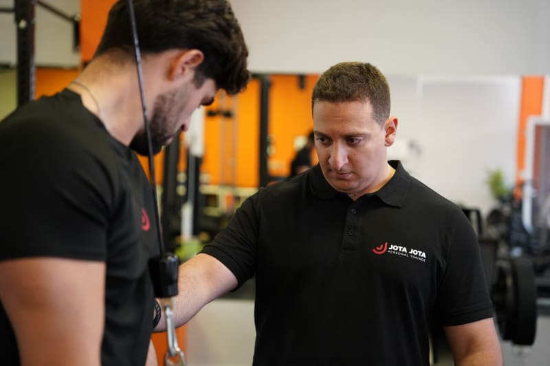 Atleta a realizar exercício de força corporal