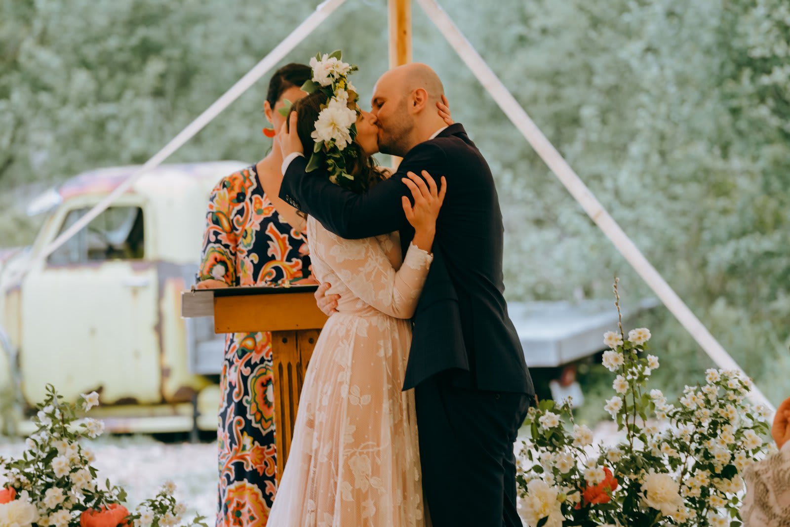10 Must have Photos For Your Wedding Day