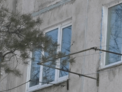 По улице Полевой, 1А ремонтируют кровлю