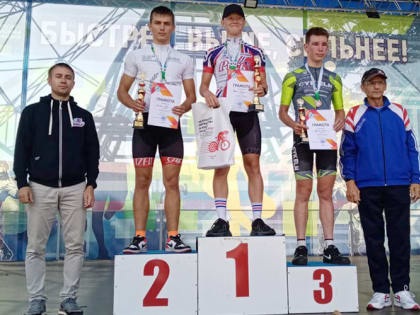 По четыре медали на гонщика