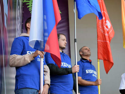 Жители Приморья вышли на митинг в поддержку референдумов на Донбассе, Херсоне и Запорожье — фото