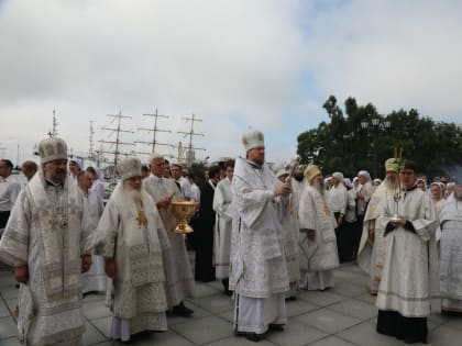 Глава Приморской митрополии совершил малое освящение и первую Литургию в главном храме Приморья