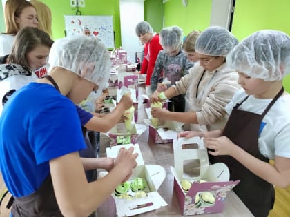 В преддверии праздника Дня матери прошел мастер-класс по приготовлению капкейков