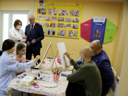 Владивостокские депутаты присоединились к социально-терапевтическому проекту «Рисую! Мечтаю! Живу!»