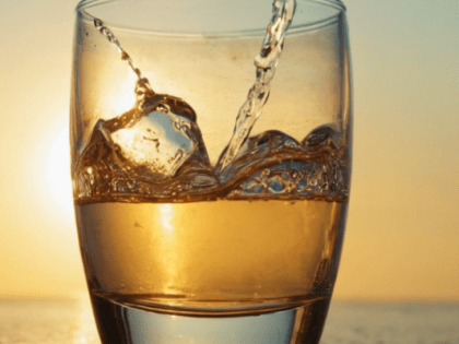 Необходимая организму норма воды в день составляет не менее 2 литров