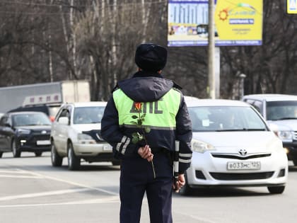 Цветы и комплименты! Находкинские полицейские поздравили автоледи с наступающим 8 марта