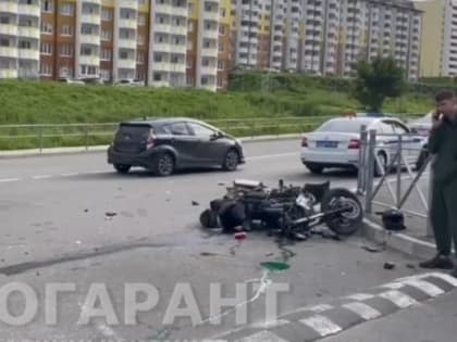 «Наездник» госпитализирован: мотоцикл смяло от удара авто во Владивостоке