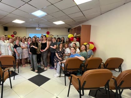 Будущих мам поздравили с наступающим Днем семьи, любви и верности. Тематическое мероприятие прошло накануне в роддоме № 3