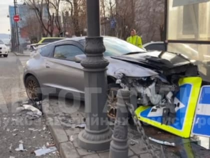 В центре Владивостока спорткар на полной скорости вылетел на тротуар — видео