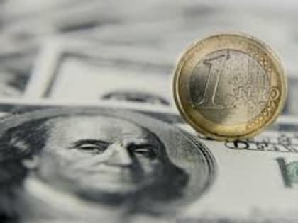 Центробанк повысил курс доллара до 93,56 рубля