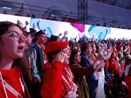 ШКОЛЬНИЦЫ ЛЕСОЗАВОДСКА НА СЪЕЗДЕ МОЛОДЕЖИ