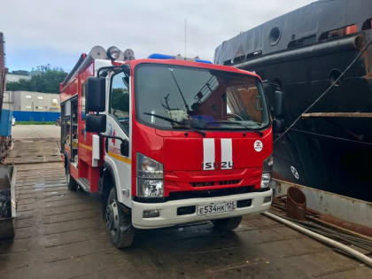 Во Владивостоке полыхало судно