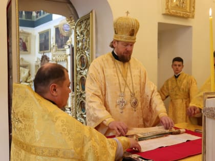 Глава Приморской митрополии совершил Божественную литургию в Свято-Никольском соборе