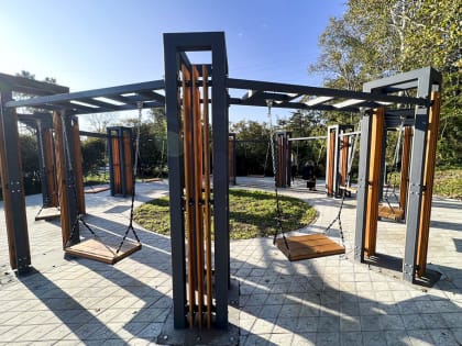 Общественные наблюдатели посетили благоустроенный сквер в районе «Камня дружбы»