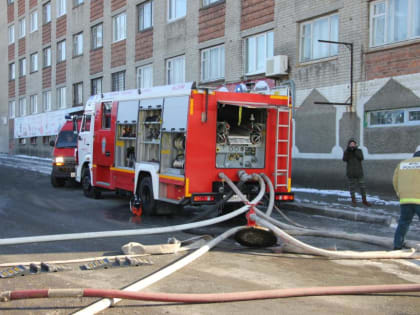 Огнеборцы эвакуировали пятерых человек на пожаре в Приморье