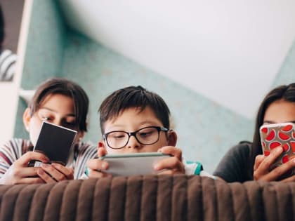 ВОЗ призывает ограничить использование смартфонов детьми