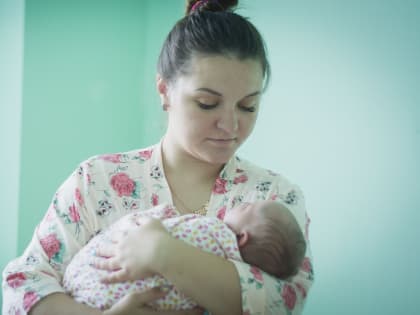 Новорожденную с тяжелой пневмонией и ее маму с опухолью спасли врачи в Приморье