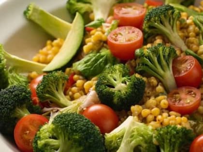 Врач предупредил о необходимости смотреть сроки годности покупных салатов